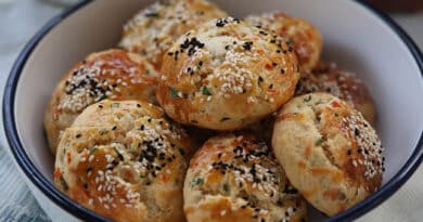 Mayasız Kapya Biberli Kaşarlı Poğaça tarifi