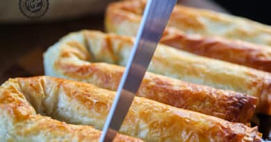 Baklava Yufkasından Kıymalı Çengelköy Böreği tarifi