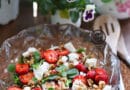 Beyaz Peynirli Çilekli Semizotu Salatası