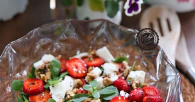 Beyaz Peynirli Çilekli Semizotu Salatası