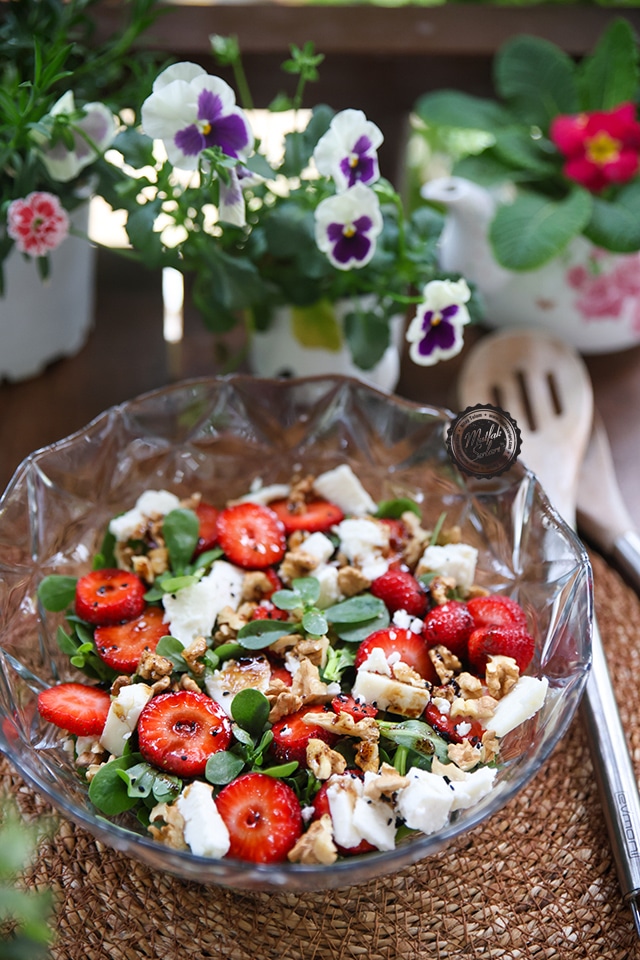 Beyaz Peynirli Çilekli Semizotu Salatası