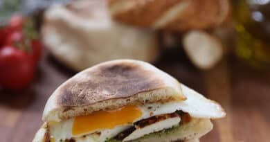 Pestolu Hellimli Yumurtalı Bazlama Sandviç 